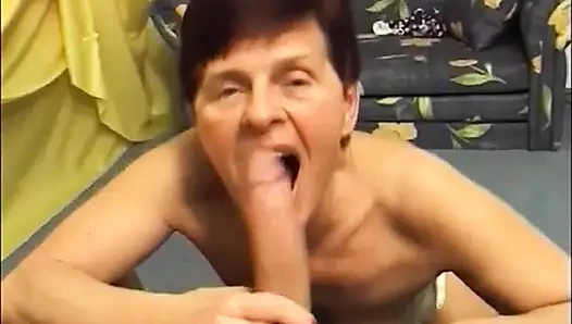 Olgun sürtükler derleme videosunda oyuncaklarla mastürbasyon yapıyor ve yarak emiyor