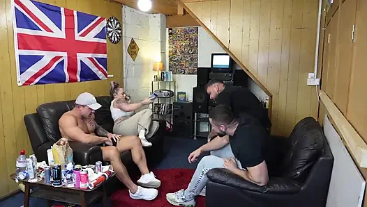 Ehefrau gangbang von 3 großen schwänzen!