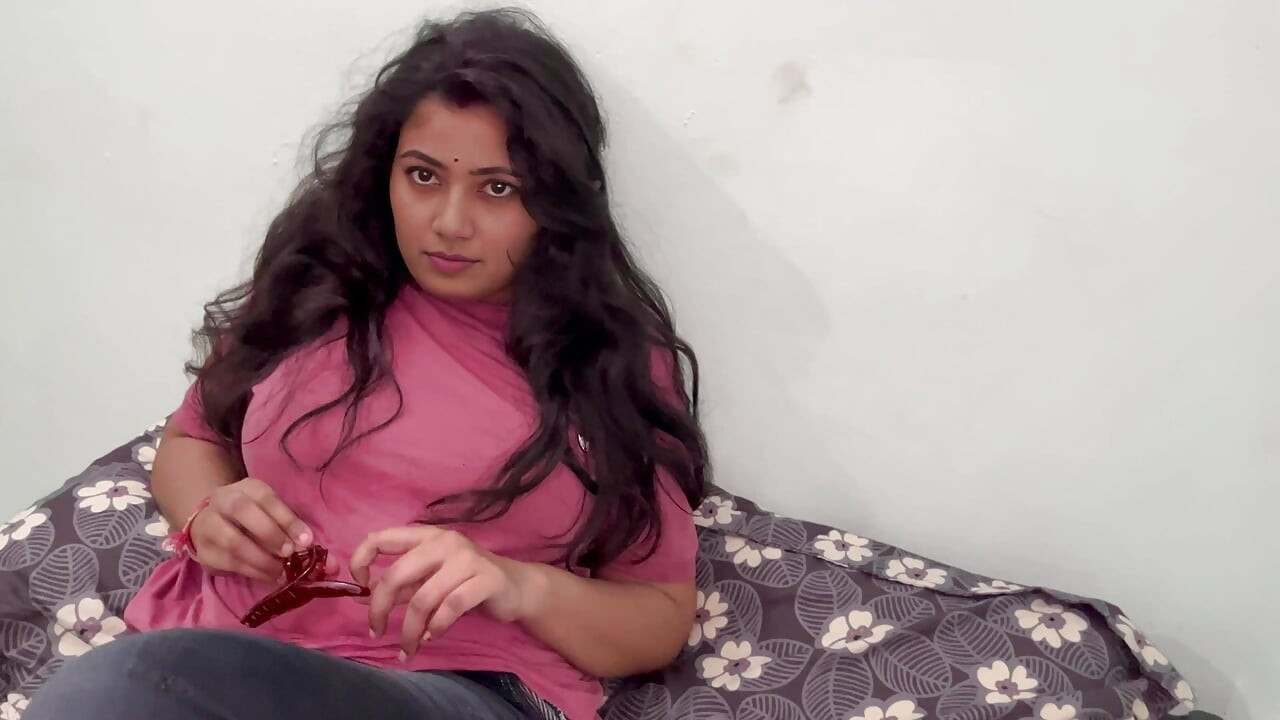 Adik tiriku yang super semok marah sama aku, kami berbagi ranjang single, audio lengkap bahasa india