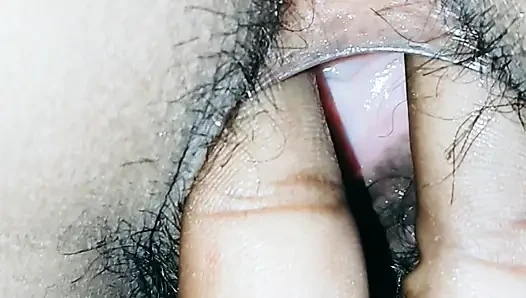 Girlfriend ke chut me ungli ghusa di closeup