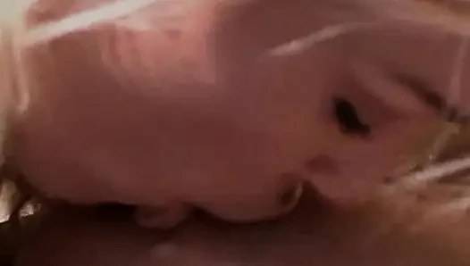 Wunderschöne blonde lesbische schlampen ficken sich gegenseitig mit strapon