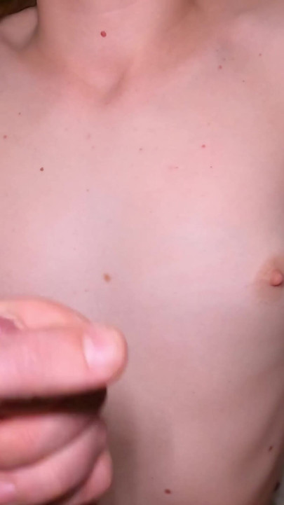 Ma demi-sœur me branle la bite et me laisse jouir sur ses petits seins ! | Clip 3