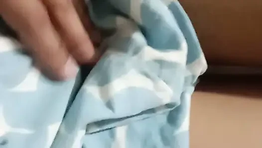 Hintli kız ilk kez sıkı amcığını gösteriyor