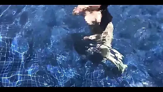 Nake havuzda yüzerek sikişiyor