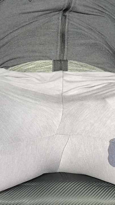 Gri eşofmanlı eller serbest döl | Klip 1