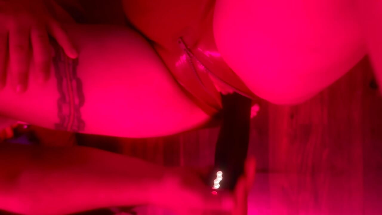 เย็ดจัดหนักบนสวิงกิ้ง BDSM ในชุดลาเท็กซ์