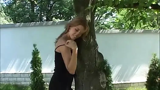 Simona si gadis seksi lagi asik kencing sendirian