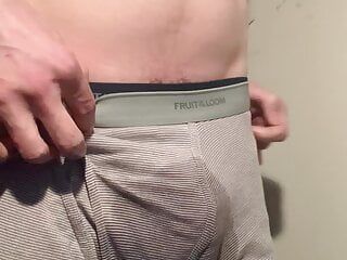 Denzel James pinkelt in seiner Unterwäsche, benutzt seinen Dildo und masturbiert