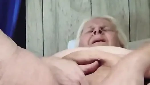 Höre diese klebrige muschi an, so sahnig nass, dass sie ohne bedauern kommt