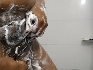 Baño desnudo indio y cuerpo completo con afeitado de genitales