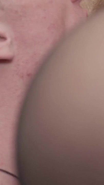 털 많은 성숙한 쿠거 이사도라가 장난감 같은 마틴 스펠을 집으로 불러들여 보지를 거칠게 박히는 장면 | 클립 1