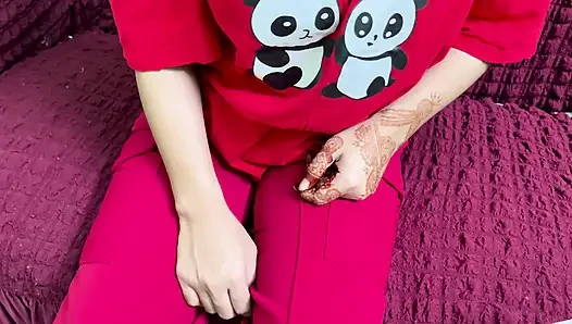Seksi Hintli üvey kız kardeşim benimle sikiştiği için çok mutlu oluyor