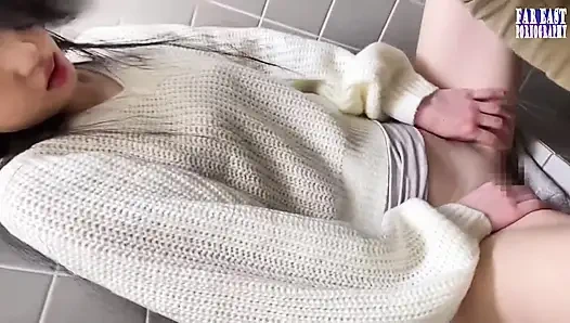 Zarte gulp-glückseligkeit mit einer winzigen kurve, dunkelhaarige necken bei einem süßen oralen date teil.1