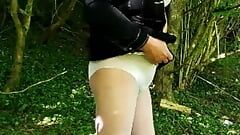 Travestit amator Kellycd2022 milf sexy în pădure în ciorapi albi
