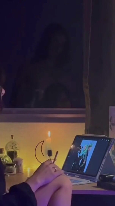 彼女が穏やかに絵を描き、後ろから激しくセックスするまでクリップ1