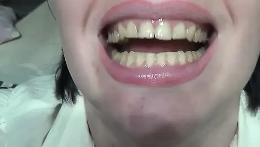 Cewek raksasa menjilatmu dengan telan sperma!