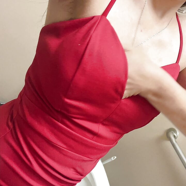 Muestra su sexy culo con vestido rojo en el baño