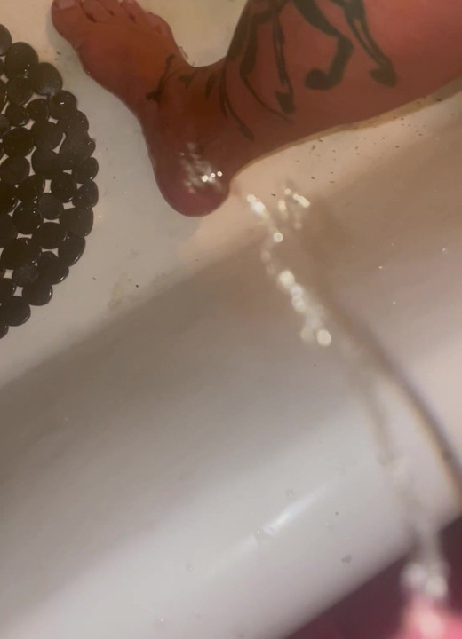 Warm piss on barefeet feels so good..