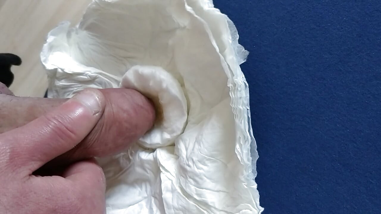 8天后的結果：首先，我的墊子必須吸收我一個又一個的預射精，然後是我強烈的高潮。