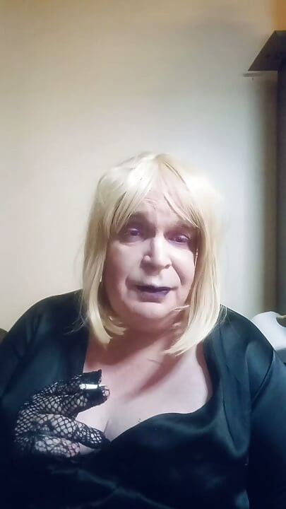 BBW TV fumando un cigarrillo superslim y probándose guantes