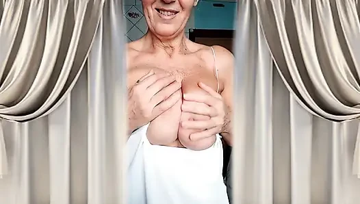 Ibu rumah tangga yang hot lukerya. Mengoda online yang menyenangkan.