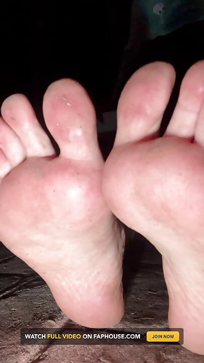 Satisfacție senzuală cu desculță murdară