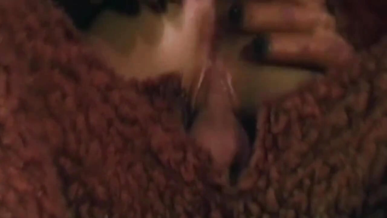 Mogen blond milf suger hårig björnkuk utomhus