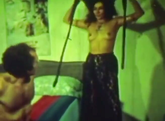 Kıllı esmer grup seks partisi ile retro yeşil renkli klasik klasik