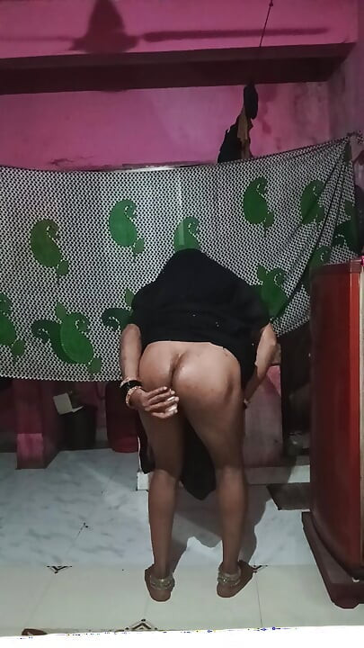 Madhuri bhabhi apni gand me do egg dalikali sari pehenkar
