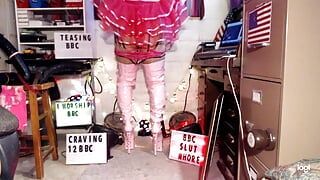 Cadela dançando com calcinha lenta QOS maricas striptease em pink juliann e 9" BBC SLUT plataforma stiletto boots.
