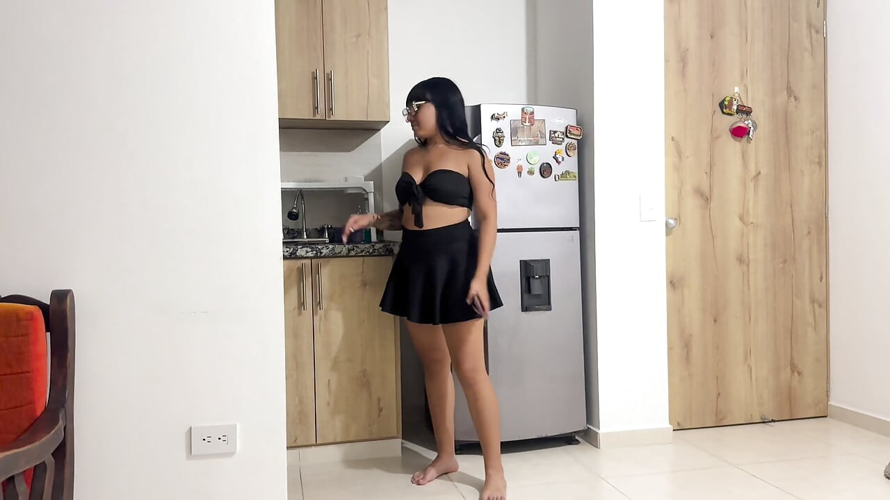 Friends Afternoon Leaves Me Horny and I Give It to My Roommate with Pussy