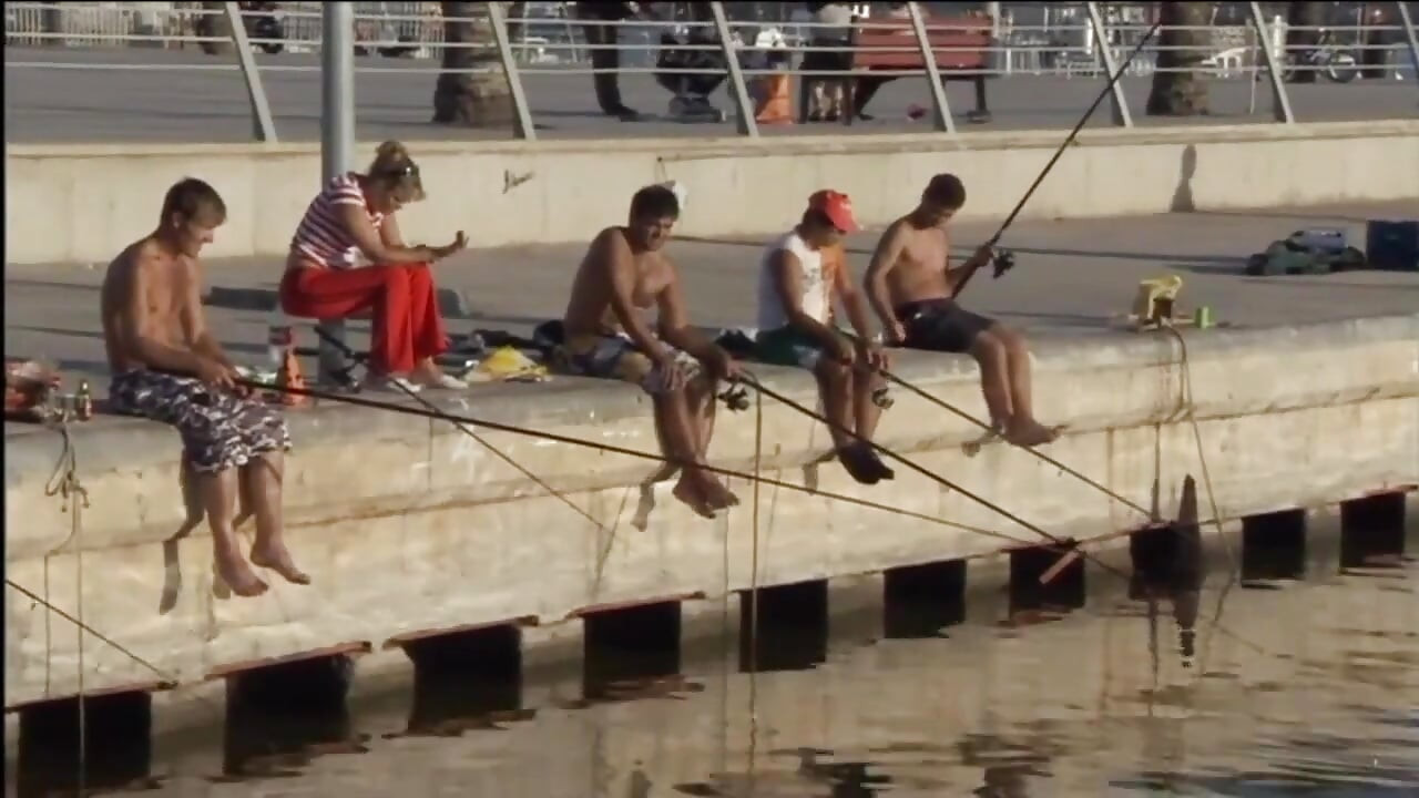 Dve plavuše imaju težak seks na mostu na jahti