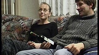 90年代の若いカップルがソファで犯される