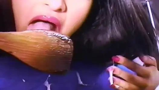 Индийская старлетка Надя Найс в винтажном видео 90-х кончает