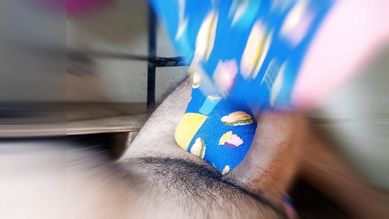 Une paille avec des pieds vêtue de bas très drôles