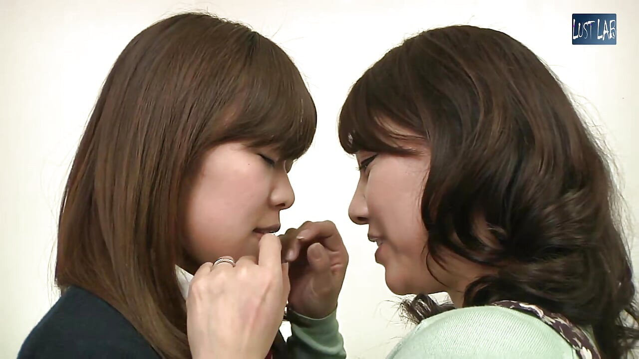 Τριαντάχρονο κενό - πάθος μεταξύ μιας ώριμης γυναίκας και μιας νεαρής ομορφιάς -4