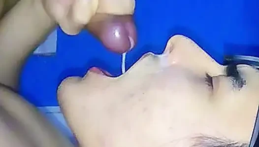 Kendini sikiyor ve yüzüne boşalıyor