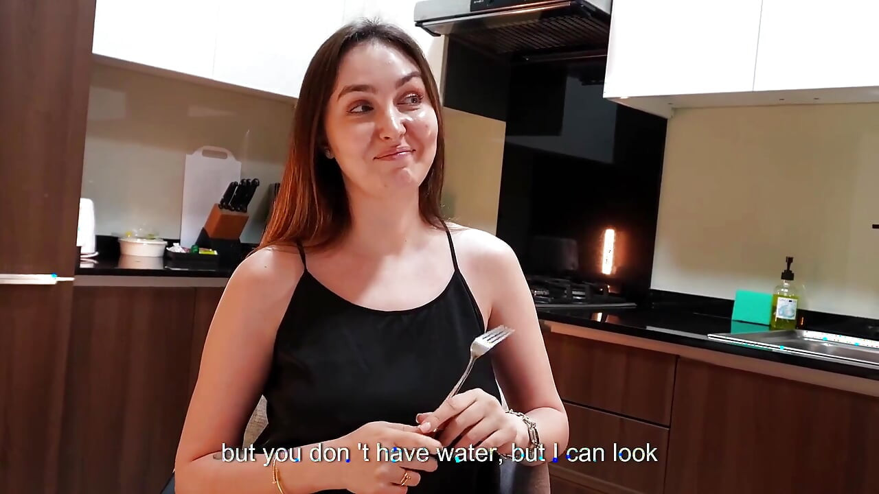 POV: Ma Belle-mère Me Taille Une Pipe Secrète Dans La Cuisine Après Avoir Regardé Ma Bite Sous La Table