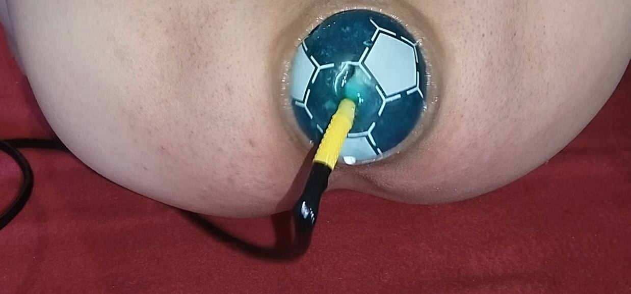Una pelota de fútbol de 6 pulgadas de diámetro está volando fuera de mi coño.