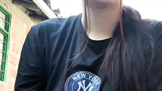 Sexy mädchen streamt und berührt sich für fans