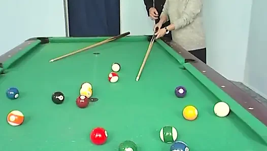 Bilardo masası olgun sürtüğü sikiyor sırılsıklam