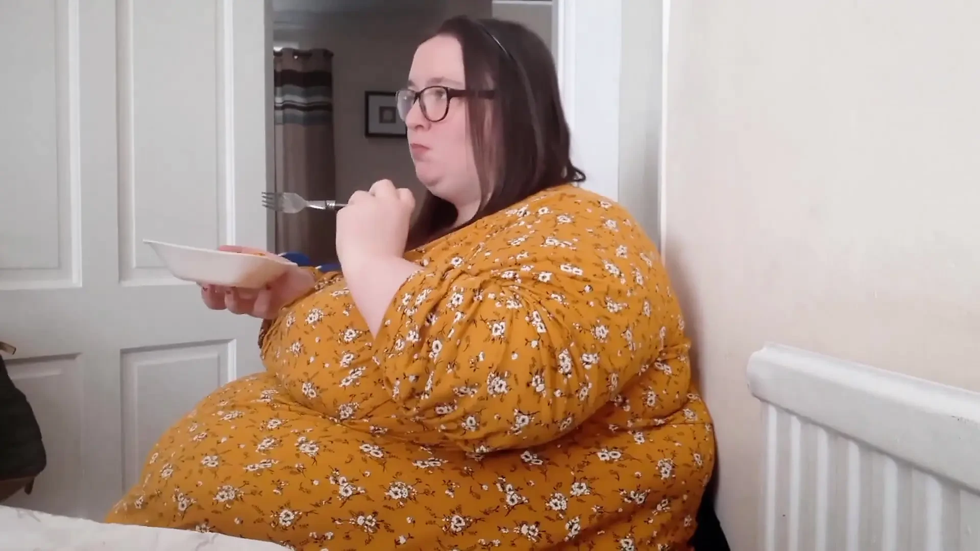 胖美女 Ssbbw 塞满肚子鱼和薯条