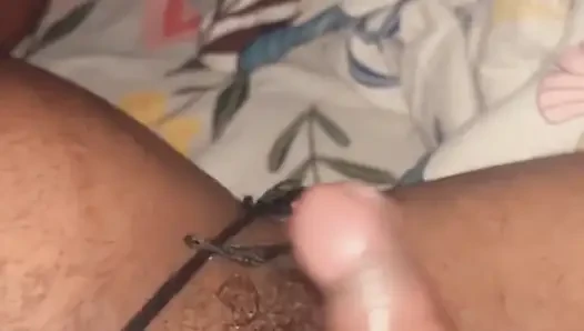Desi hausfrau mit riesigen möpsen, vorspiel, streicheln, handjob & möpse