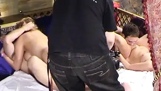 Lebih banyak orang lebih senang -swingers 1