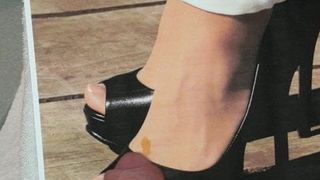 Hommage aux pieds en nylon dans des talons peep toe noirs