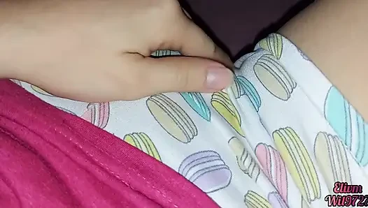 Pacarku mengunjungiku dan membiarkanku merekam memeknya yang berbulu