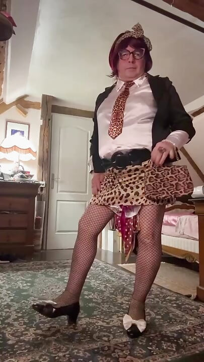 Obučena u malu leopard suknju za novo veče