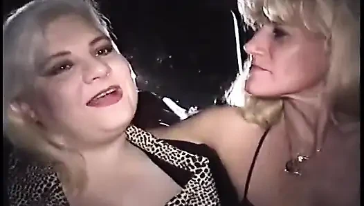 Sarışın orta yaşlı seksi kadınlar amcığını yalıyor ve vahşice yarak emiyor