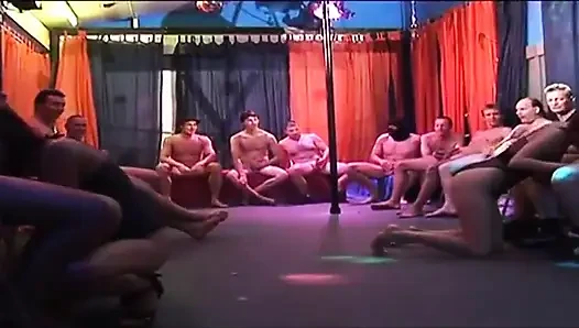 Reife brünette verschlingt mehrere pulsierende schwänze im schlampigen gangbang