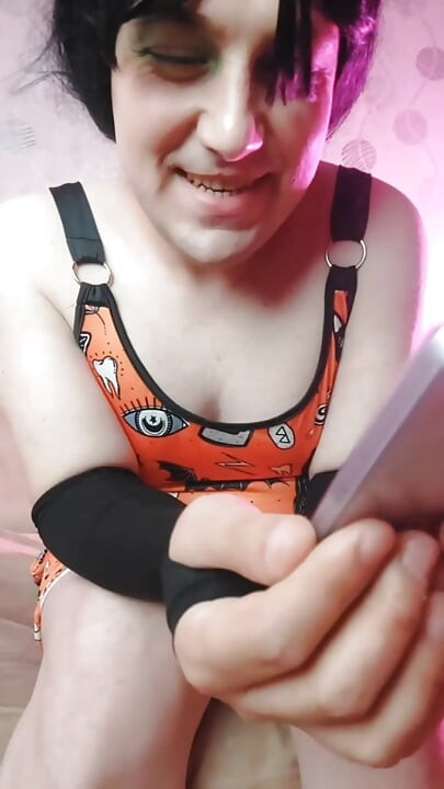 Amaterski femboy u haloween kostimu s privlačnim nogama